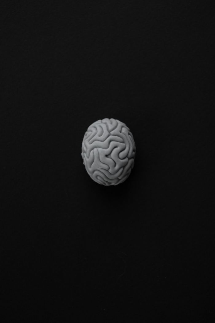 Sobre Monochrome representation of a brain against a dark background, symbolizing mental health.
