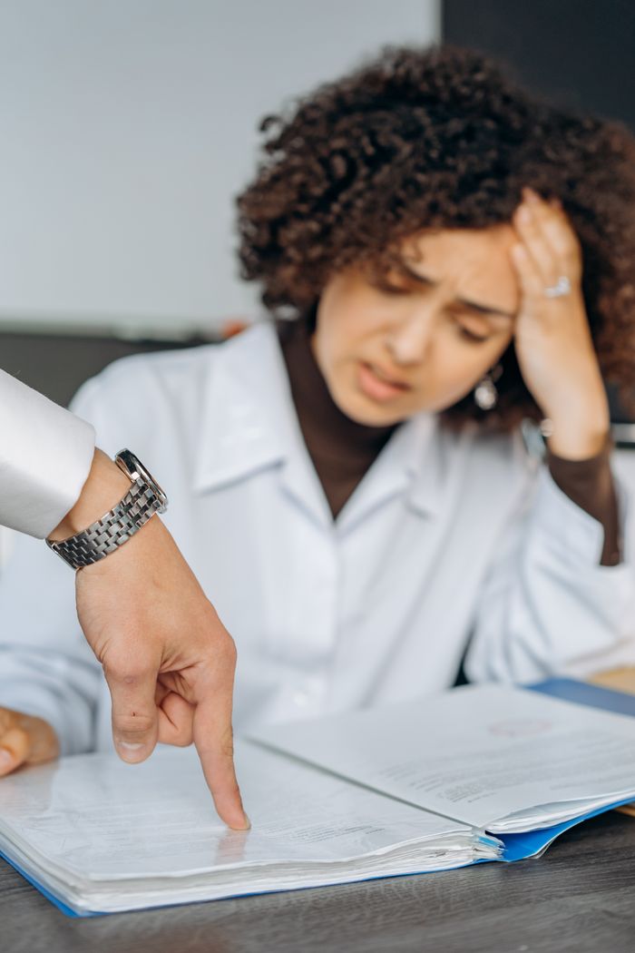 Serviços Portrait of a stressed woman employee with afro hair facing work pressure.
